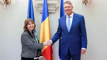 Președintele Klaus Iohannis a decorat-o pe  Kathleen Kavalec, ambasadorul SUA la București