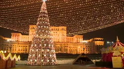 Globuri gigant de 80 de centimetri pe străzile Bucureștiului. Când se aprind luminițele de Crăciun