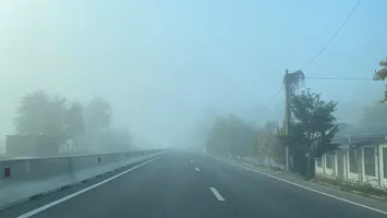 Cod galben de vreme rea în aproape jumătate de țară. Ceața densă afectează zeci de județe