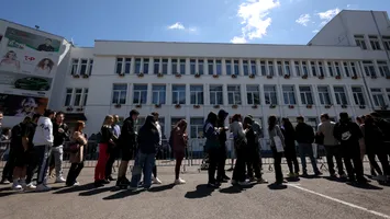 Coadă la vot. Românii din țară așteaptă și câte 30 de minute să voteze