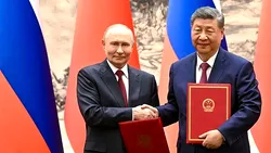 Micile drăgălășenii între marii dictatori: Putin îi recită poezie lui Xi, planeta își verifică buncărele