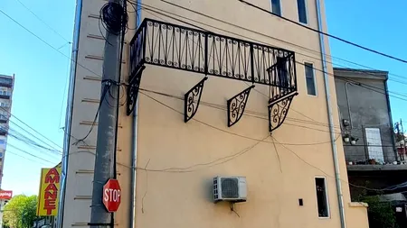 Culmea arhitecturii: balconul fără podea și ușă de acces FOTO