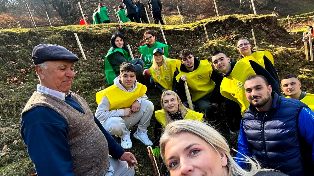 Alina Gorghiu, la plantat puieți de salcâm și de frasin. ”Mediul este important pentru noi”