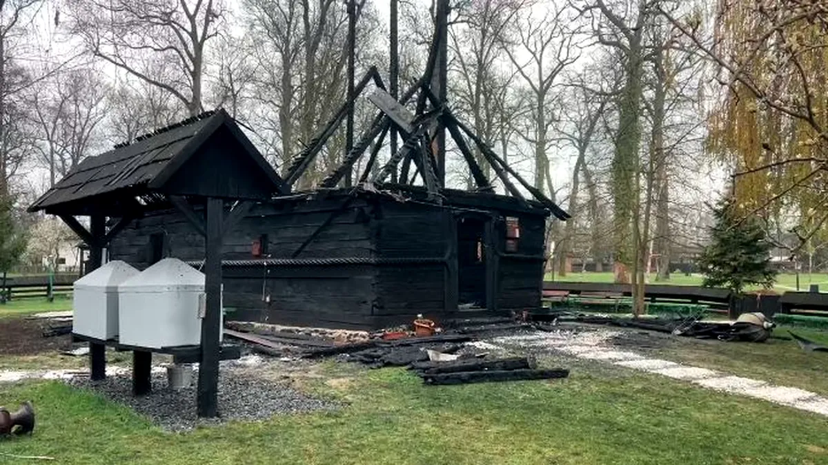 Biserica din incinta Muzeului Satului Bănăţean, distrusă de un incendiu. Ce s-a întâmplat cu elementele de patrimoniu