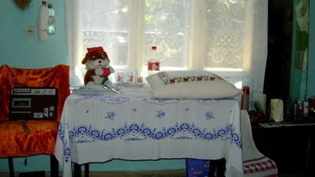 Periniţa, jocul sărutărilor furate, s-a născut, deopotrivă cu veşnicia, la sat...