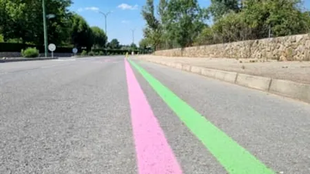 Benzi speciale vopsite în roz și verde pe drumurile din Europa