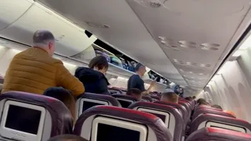 Din ce în ce mai mulți pasageri urcă în avioane fără bilet. Cum reușesc