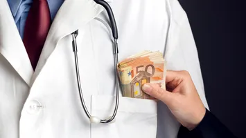Mită în halate albe. Medici de la Spitalul Militar, puși sub control judiciar