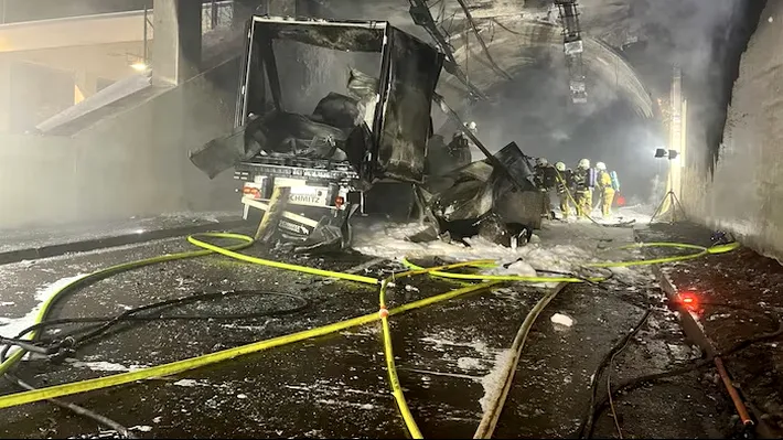 Infern în Austria. Șofer român de tir, accident urmat de un incendiu uriaș în tunelul Brentenberg