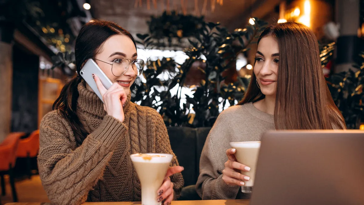 Pericolul invizibil din cafenele și aeroporturi: cum îți pot fi furate datele prin Wi-Fi