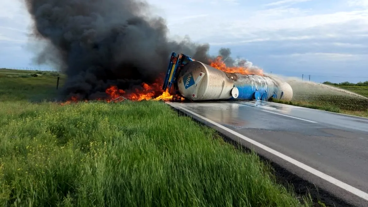 Cisternă cu motorină în flăcări, după ce s-a răsturnat pe un drum național din Brăila