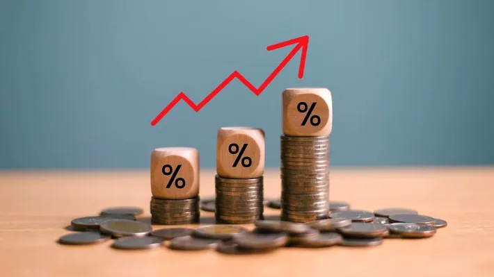 Alertă pentru români: Ratele pot crește cu 50%, după intrarea în recesiune