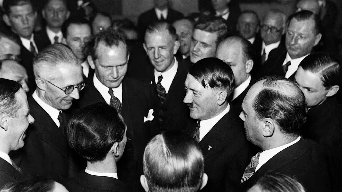 Pentru o ceașcă de ceai cu „Führerul”: studiu remarcabil despre Hitler ca partener de interviu