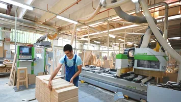 Famos, compania care l-a avut acționar pe Attila Verestoy, își închide fabrica