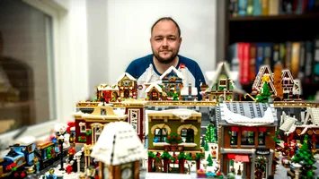 Un inginer mecanic construiește satul lui Moș Crăciun din cărămizi Lego în fiecare an. Durează 50 de ore