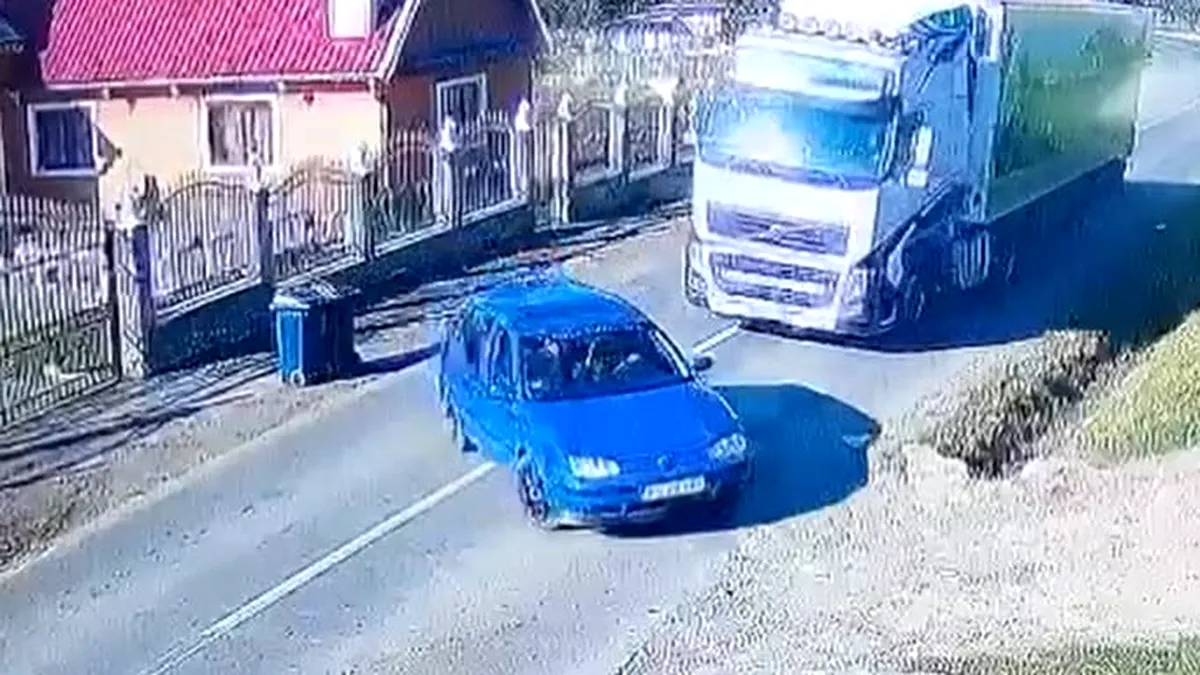 VIDEO: La un pas de tragedie. Autoturism cu cinci persoane, între care doi copii, lovit în plin de un autocamion. Momentul impactului