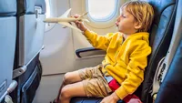 Bilete de avion gratuite pentru copiii din România. Informații importante pentru părinți