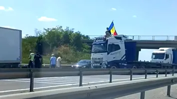 Cei doi șoferi de TIR care au blocat Autostrada A1 riscă închisoarea de la 3 luni la 2 ani