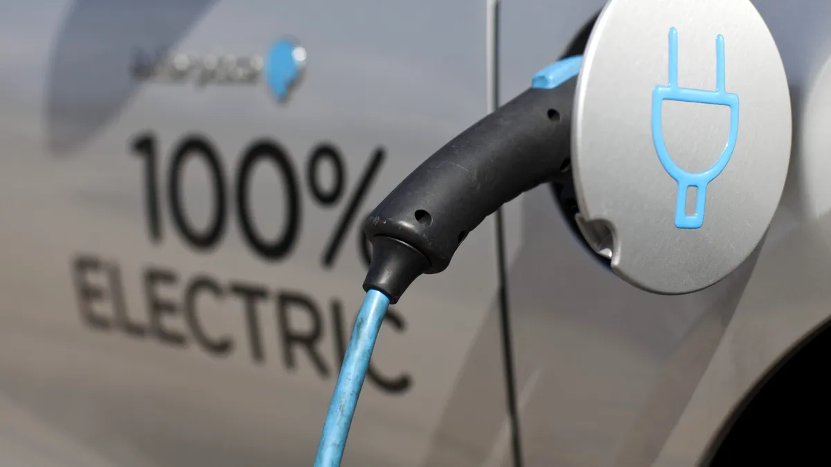 Vânzările de autoturisme electrice și hibride, în creștere cu 26%  în România în prima lună a anului