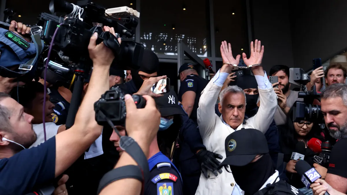 Călin Georgescu, la o săptămână după reținerea de la DIICOT, escortat de bodyguarzi în istanță de bodyguarzi. Fanii au scandat „Călin, nevinovat!”