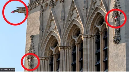 Pălării de Moș Crăciun pe statuile capelei institutului Cambridge