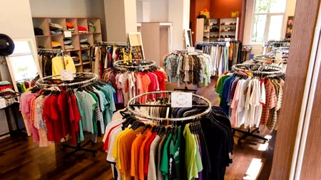 Criza împinge românii spre magazinele second-hand. De ce nu mai merg la mall?