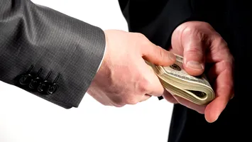 Mită pentru spații și funcții: DNA Iași trimite în judecată un inculpat acuzat de trafic de influență