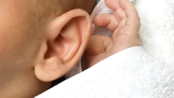 O fetiță, născută surdă, aude pentru prima dată cu ajutorul terapiei genice