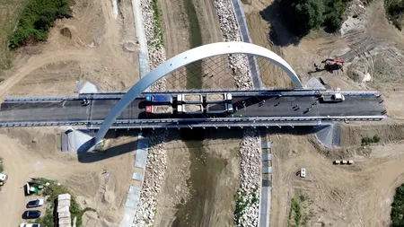 Podul-record din România a trecut testul: șase camioane au „pus la încercare” structura impresionantă. Când se deschide