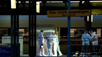 Furia unei walkirii. O femeie din Hamburg a atacat 18 oameni cu cuțitul (Video)