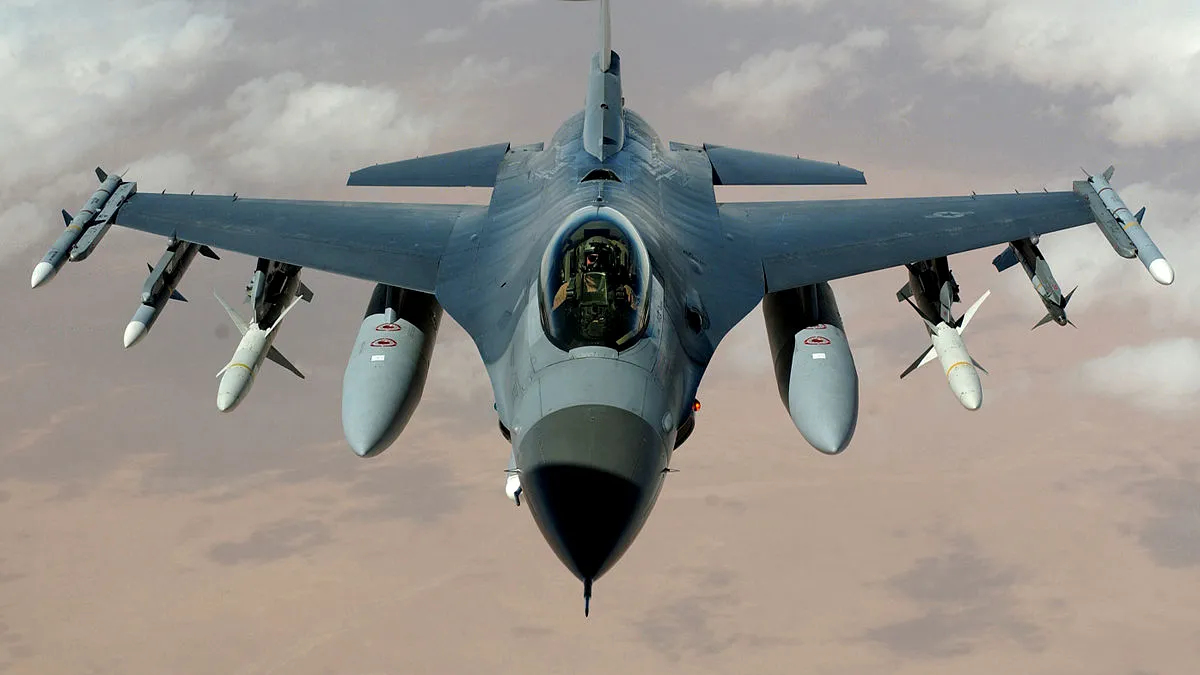 Avioanele F-16 ale României vor zbura la joasă altitudine pe întregul teritoriu al țării. Autoritățile fac apel la calm din partea populației