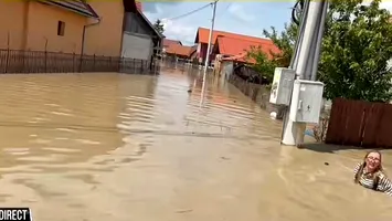 Moment dramatic în transmisiune live: reporteriță doborâtă de viitură (VIDEO)