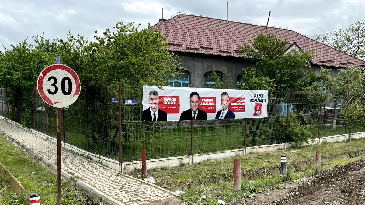Un primar din Buzău și-a pus bannerul electoral pe gardul școlii