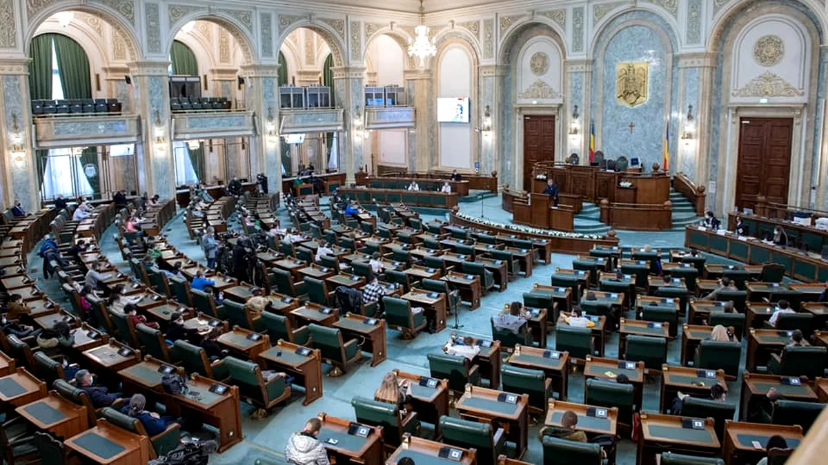 Fum gros în sala de plen de la Senat. Parlamentarii s-au autoevacuat