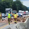 Hot dog-ii au blocat o autostradă din SUA: un accident bizar a transformat șoseaua într-un „bufet al haosului”. Au fost victime