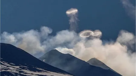 Vulcanul Etna se dă în spectacol. Aruncă în aer cercuri perfecte de fum, unele chiar roz! GALERIE FOTO