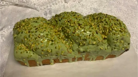 Cozonacul Dubai cu fistic și ciocolată: Deliciul inedit al Crăciunului