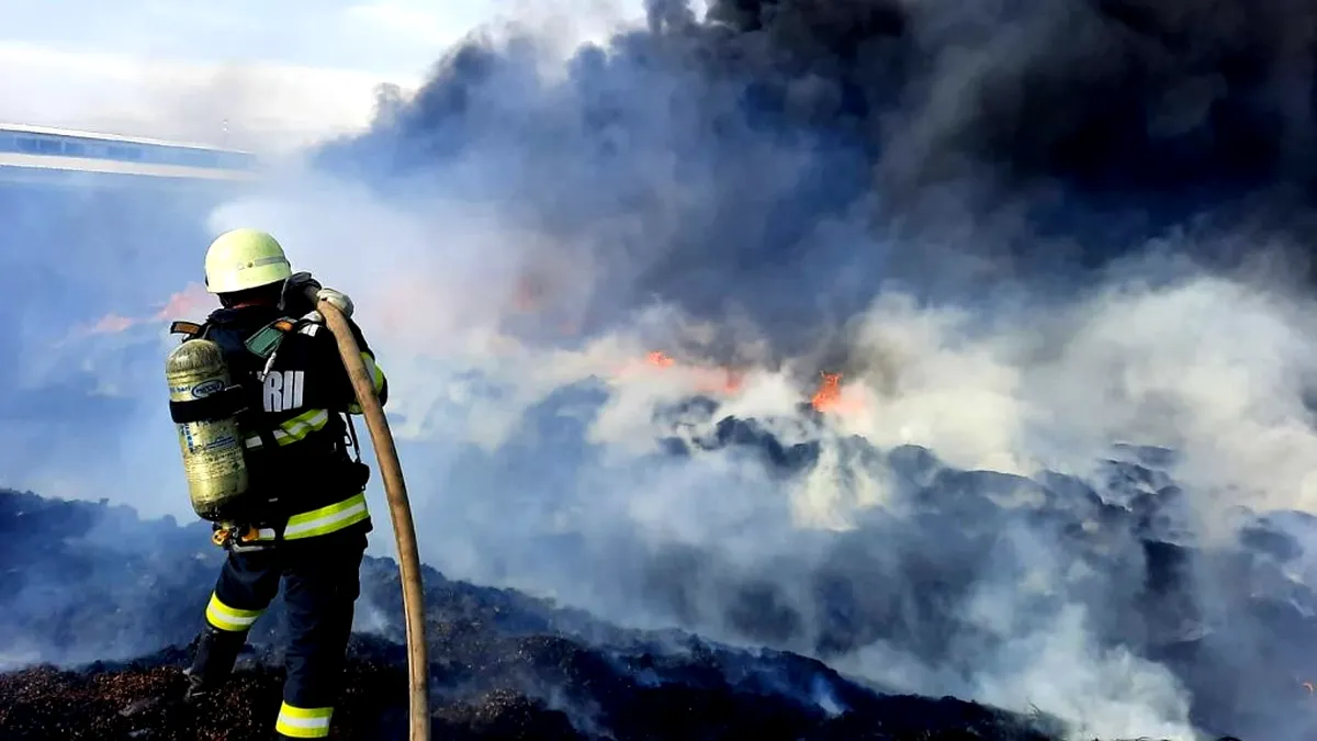 Incendiu violent, cu degajări mari de fum, la o fermă din Adunații Copăceni