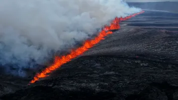 Erupție stranie în Islanda: lava țâșnește printr-o fisură de 2,4 km