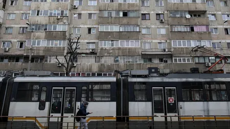 Arad: Elev lovit cu pumnul și scuipat de un bărbat beat într-un tramvai