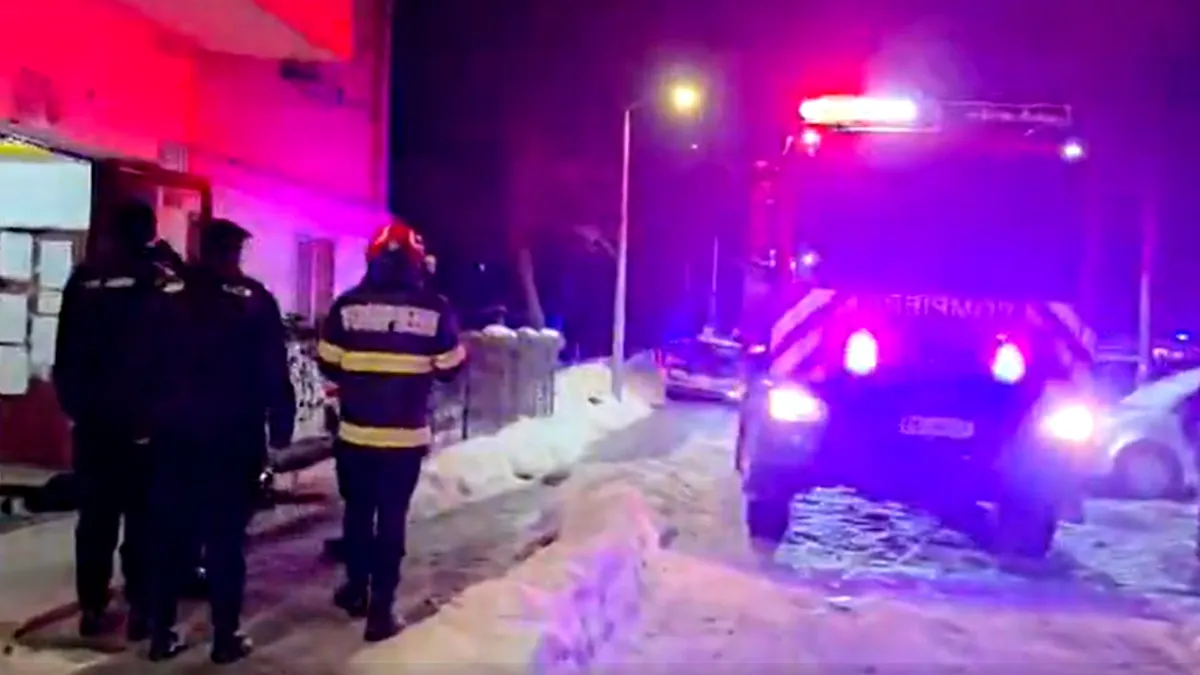 Panică după o explozie la bloc. Zeci de persoane evacuate de urgenţă