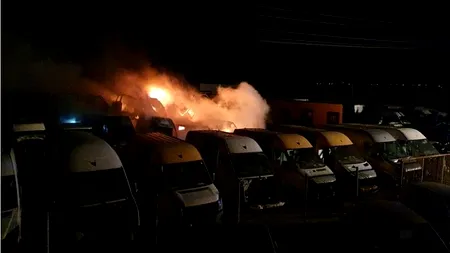 Incendiu în Buzău: 27 de autoturisme au ars într-un parc auto