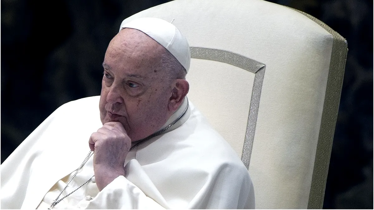 Papa Francisc nu mai are nevoie de masca de oxigen