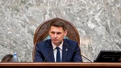 Coaliția politică „a murit” în luna mai, dar președintele Senatului încă rezistă! PSD și AUR se fac că nu văd ultima rezistență liberală din Parlament!