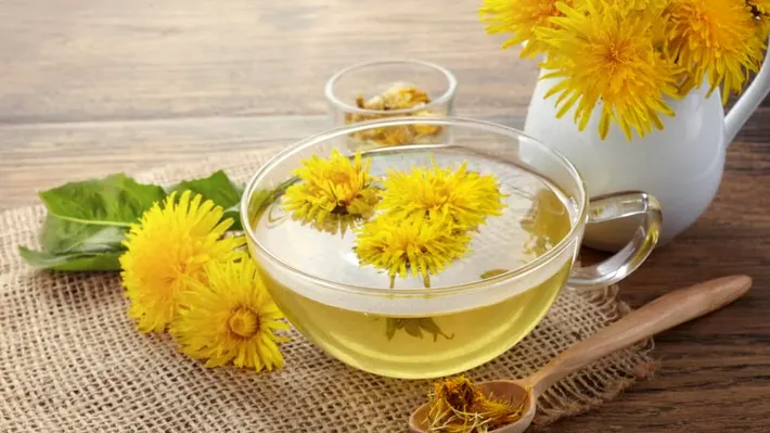 Ceaiul de păpădie detoxifică organismul și reglează digestia. Ce alte beneficii are și ce plante îl completează