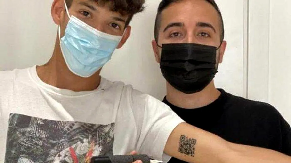 Un bărbat și-a tatuat pe mână un cod QR pentru a arăta că nu are COVID-19