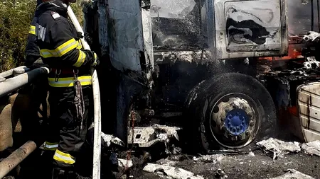 Incendiu violent pe un drum național din Giurgiu. Un autotren s-a făcut scrum