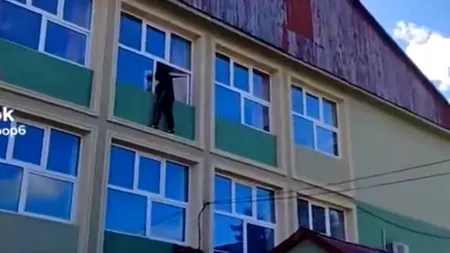 Elev cu dizabilități provocat de către colegii săi să se arunce în gol