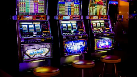Iohannis a promulgat legea care obligă sălile de jocuri de noroc să facă liste cu jucători
