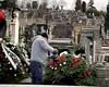Un oraş din România spune „adio” coroanelor de flori în cimitire. Banii sunt mai de folos